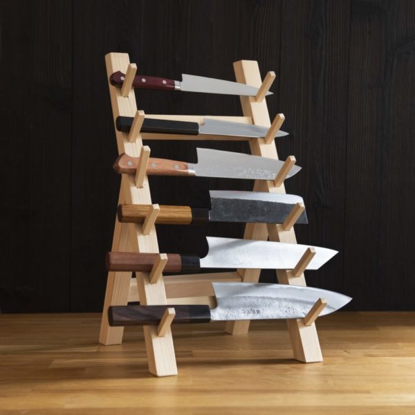 6 knives on a wooden knife rack
